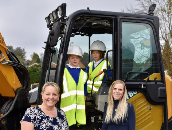 Cllr Tracey Onslow with Charlie (Year 1), Freya (Year 6) and Mrs Deena Frost (Headteacher) 