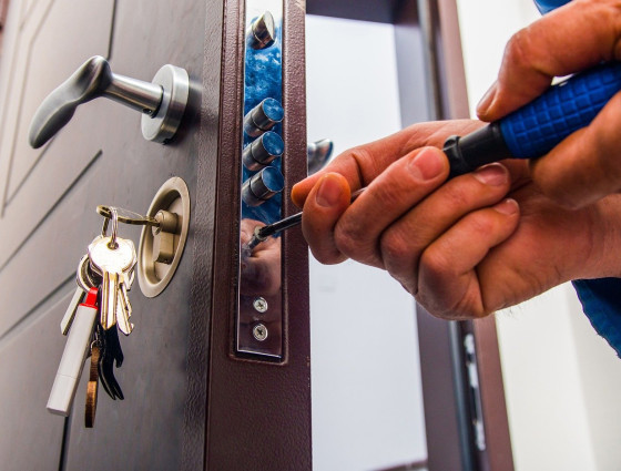 Image of a locksmith fixing a door lock